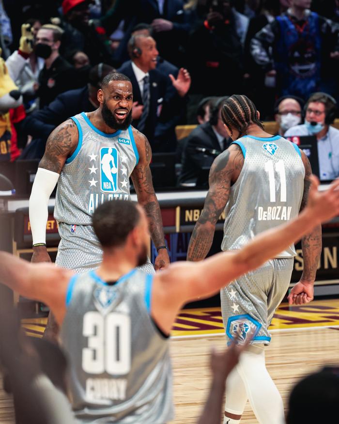 湖人公牛官推隔扣对决！詹皇大笑紧抱乔丹，回应绝杀：灵感来自乔丹