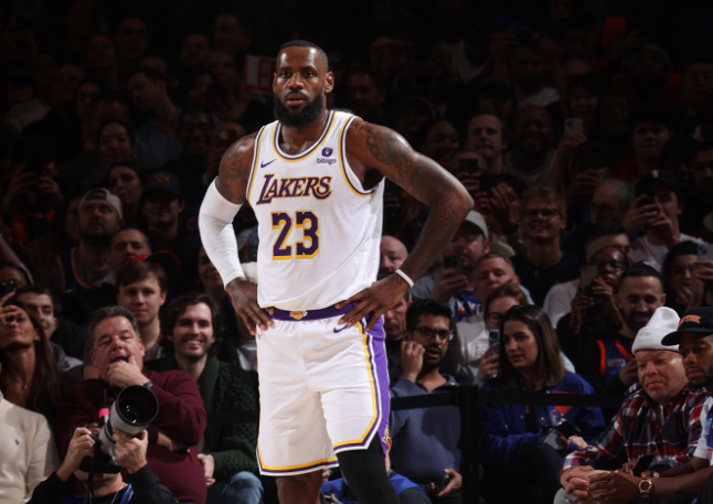 詹皇24+5+5迎里程碑：终结尼克斯9连胜发狠霸气庆祝 无限接近4万分