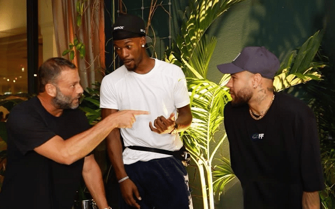 助威团强大！巴特勒总决赛主场首秀，内马尔来啦，与博格巴拥抱