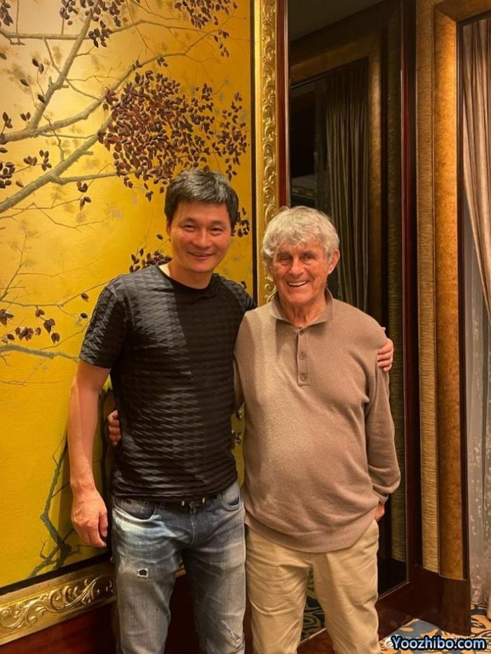 李毅晒与米卢合影：他说看到现在的中国足球不开心
