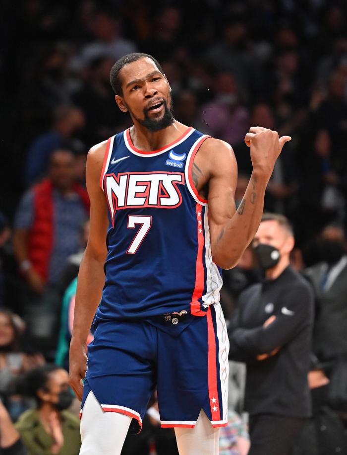 杜兰特恩比德吵架细节！离场前KD露出鬼魅笑容，冲着大帝竖起大拇指