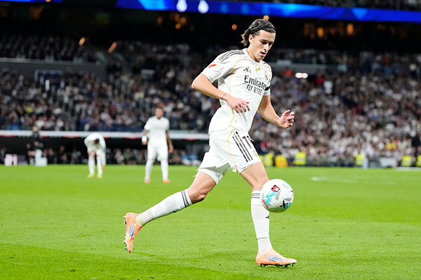 22岁卡雷拉斯：锁死亚马尔+轰世界波，身价已飙至全球左后卫第3