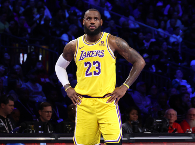 湖人夺首届季中赛冠军：詹皇荣获MVP疯狂庆祝 7胜0负夺冠创历史