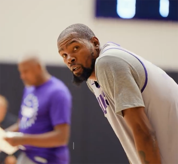 太阳训练营开场：杜兰特汗湿仍笑，布克比尔发力防守