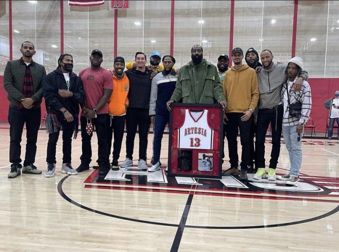 恭喜！哈登正式退役高中13号球衣，未来有望退役两件NBA球衣