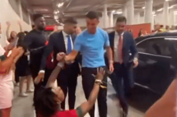 千万粉网红终于见到偶像C罗！激动下跪膜拜，做“SIU”庆祝惹总裁大笑