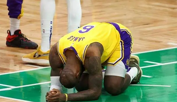 争议！詹姆斯上个赛季跪地，如今疯狂申诉不满，罚球有望倍增