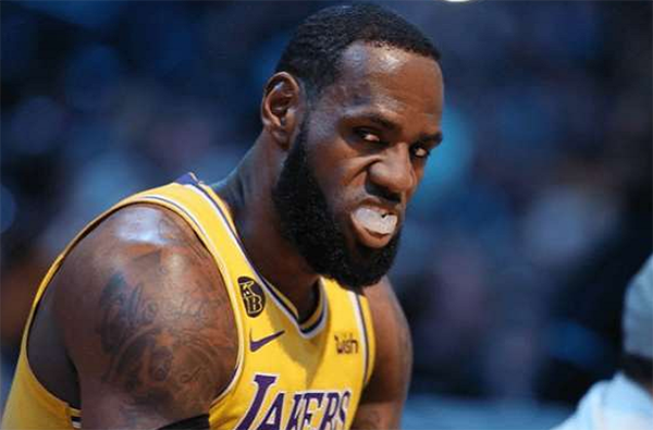 詹姆斯第12？美媒榜单被吐槽，末节之王，数据超热火骑士时期