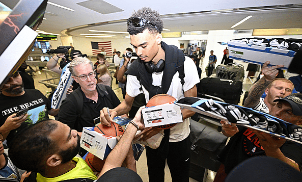 文班亚马效应！抵达美国参加选秀大会，球迷疯狂，直呼不可思议