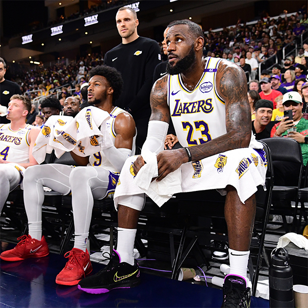 詹皇12投高效揽19分6板，父子同台首秀创历史！大帽布克后反击暴扣尽显霸气