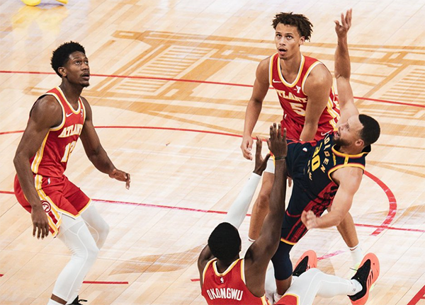 稳坐西部第一！库里23+8，凭倒地庆祝与连中三分尽显关键作用