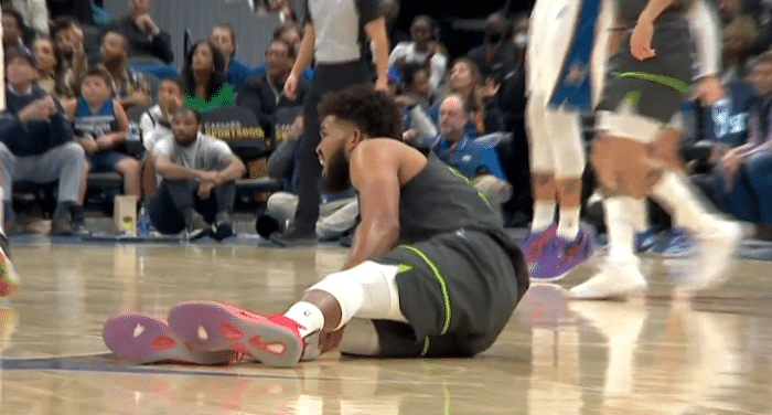 唐斯初步伤情出炉：无对抗倒地右小腿拉伤 无法用力被搀扶提前退赛