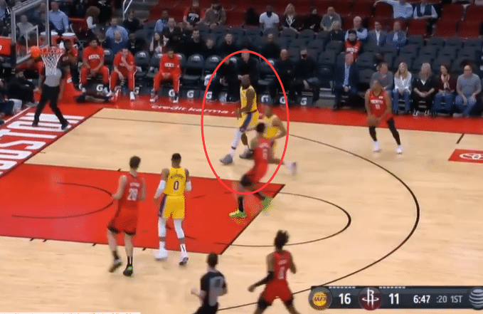 尴尬一幕！37岁詹皇遭戈登戏耍，被晃得找不到北，火箭主场沸腾