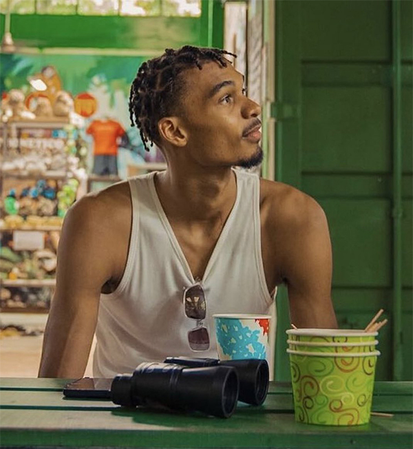 文班亚马街头新造型：小脏辫抢眼，新赛季欲率队冲击季后赛