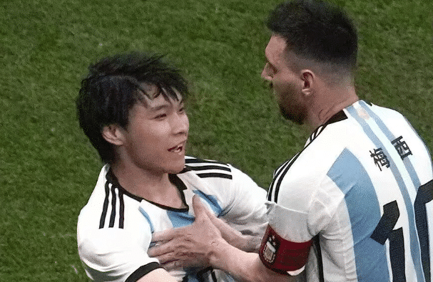 高中生闯球场后续！涨粉采访成网红，外国球迷怒斥，英足总曾重罚