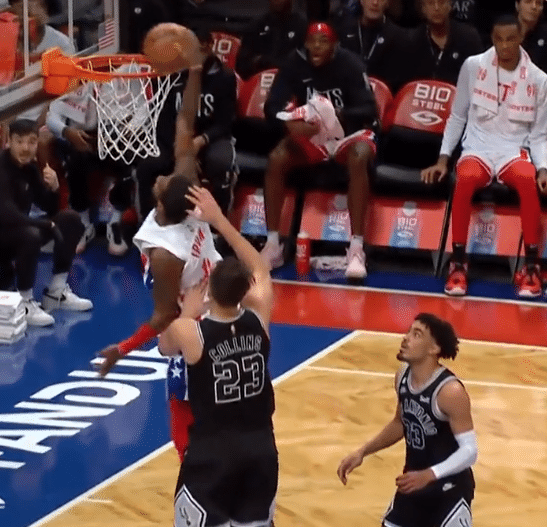 欧文逆天补扣点燃球馆：杜兰特激动庆祝吓出表情包 篮网替补席疯狂庆祝