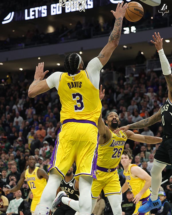 浓眉52分钟浴血奋战，湖人刷新纪录之夜