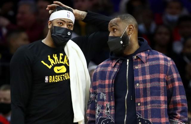 詹姆斯膝盖有积液！湖人三巨头今日均出战成疑，蒙克无缘对阵旧主