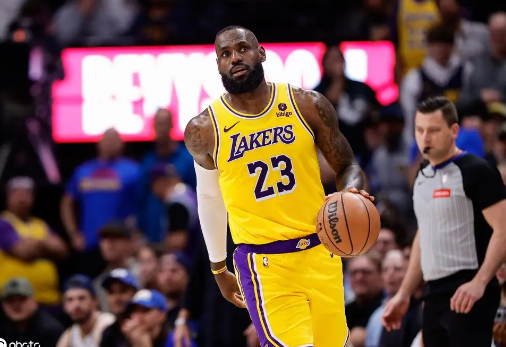 詹姆斯转集锦配文反讽：我整个生涯靠蛮力打球？No，技巧满满