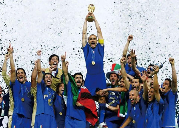 意大利06世界杯冠军重聚，里皮现身激动拥抱爱徒，令人泪目