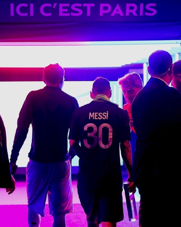 梅西夺冠庆典出场仍被狂嘘！巴黎主帅怒斥：如此对待GOAT我不理解