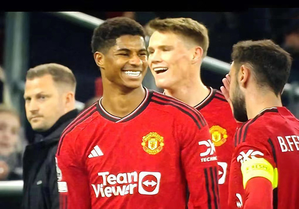 染红大笑，拉什福德高薪续约后一落千丈！拉爵问责曼联高层乱花14亿