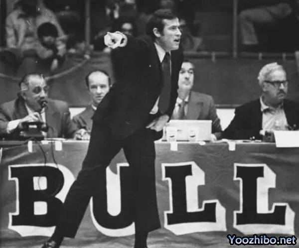 1970-71赛季，迪克-莫塔如何引领芝加哥公牛队逆袭，揽获最佳教练殊荣