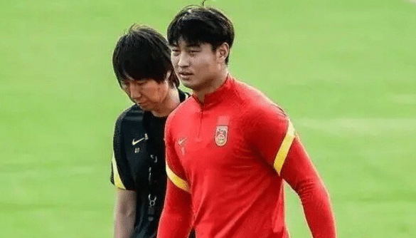 复制杨旭轨迹？国足战越南将涌现奇兵，1米92高中锋或砸晕对手