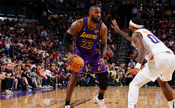 詹姆斯的无奈时刻：14投11分吞首败，罚球失败后叉腰沉思