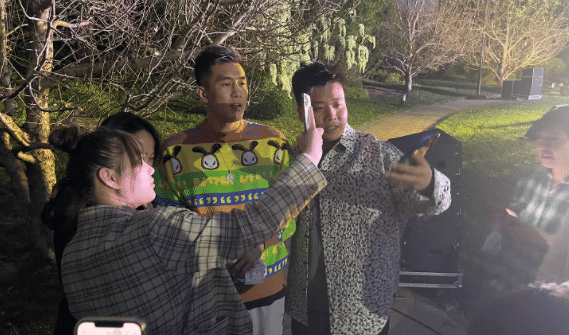 郭艾伦的带货能力！穿潮牌参加队友婚礼引热议，被直接买断货