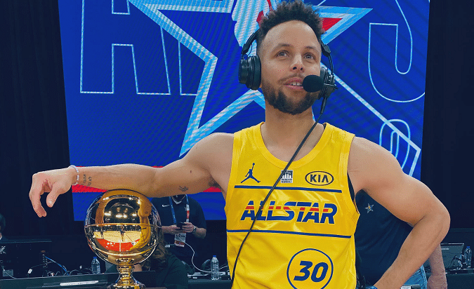 库里三分夺冠引热议！康利表情亮了，赛后萌神：冠军献给克莱