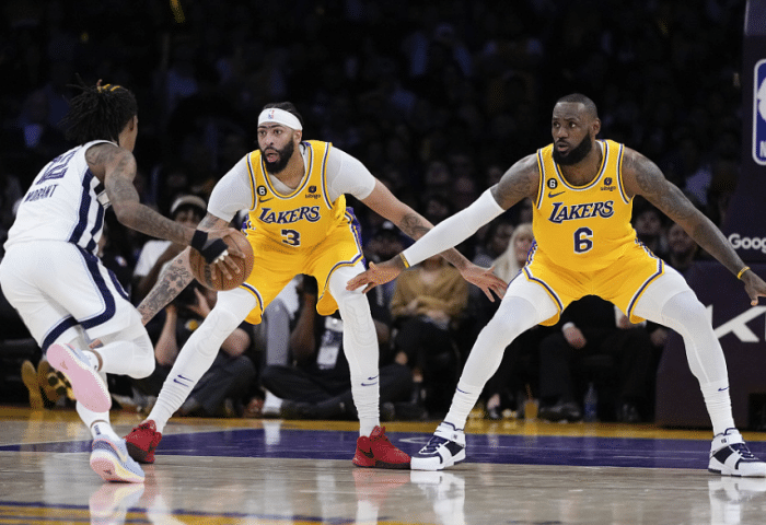 湖人更衣室庆祝曝光：高呼揍扁灰熊 詹皇冷静提醒队友+狄龙提前逃跑