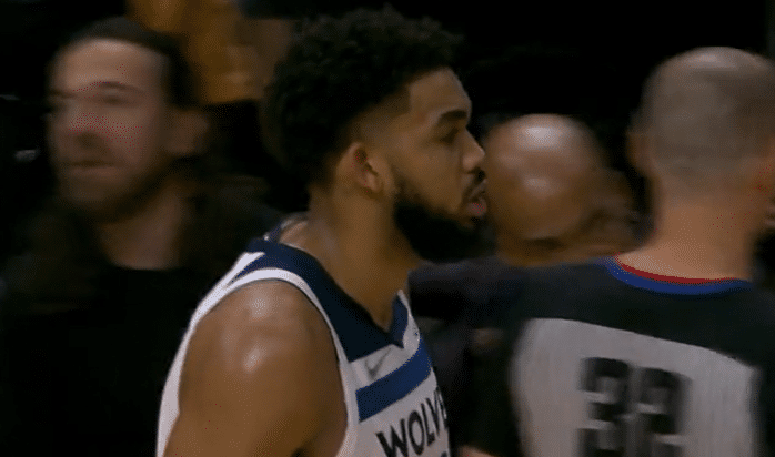 爆冷！东部第一遭17分逆转，对手8人上双，观众失落提前离场