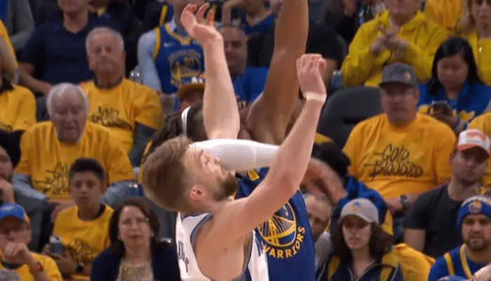 抢七X因素！萨博尼斯遭肘击后续，肿胀+眼睛疼，被球迷调侃