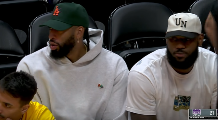 湖人替补席：詹皇喝橙汁新星猛吃饼干 詹眉冲进球场为拉塞尔庆祝