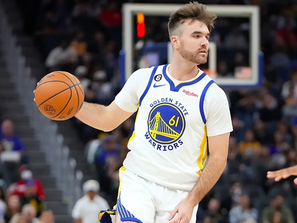 NBA新赛季动态:勇士连签六将,小卡回应合同风波