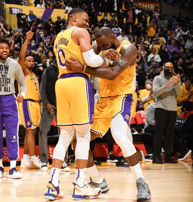 威少隔扣另一角度曝光！吃T后怒喷庆祝更激情，詹皇回看并晒愤怒表情