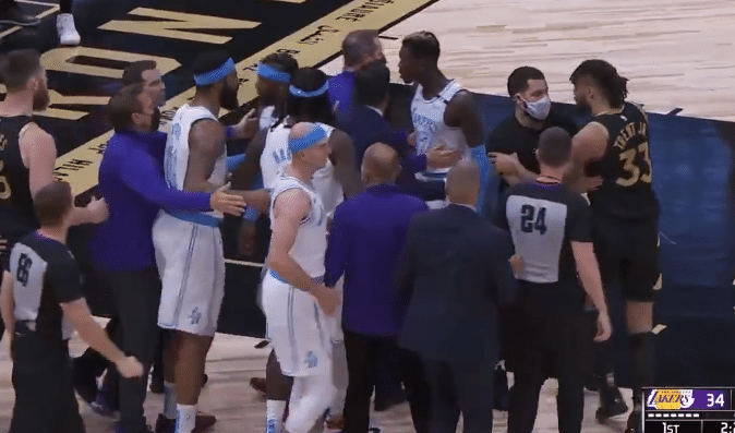 湖人猛龙冲突细节！特伦特未被罚下，哈雷尔送球衣+摆胜利手势