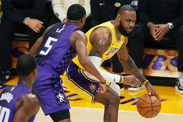 福克斯抛出争议言论，认定詹姆斯是GOAT，不选乔丹竟是因为没看过打球，背后故事是啥？