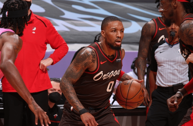 1秒准绝杀！NBA头号大心脏太狠，全队疯狂庆祝，东部冠军落寞离场