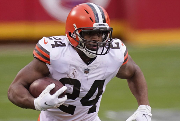 詹姆斯为他祈祷！布朗跑卫惨遭重伤：左膝反关节90度弯折预计报销