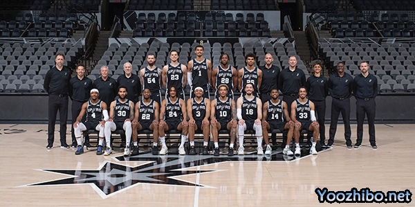 马刺全家福曝光：约翰逊居首，文班闪耀，两将伤退