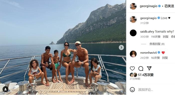 C罗一家乘豪华游艇度假！总裁赤膊大秀8块腹肌，潇洒表演跳水绝技