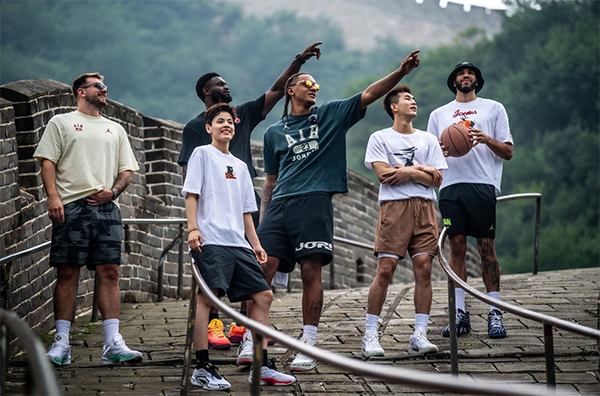 NBA 众星勇攀长城，东契奇拄拐棍前行，锡安惊叹其不可思议