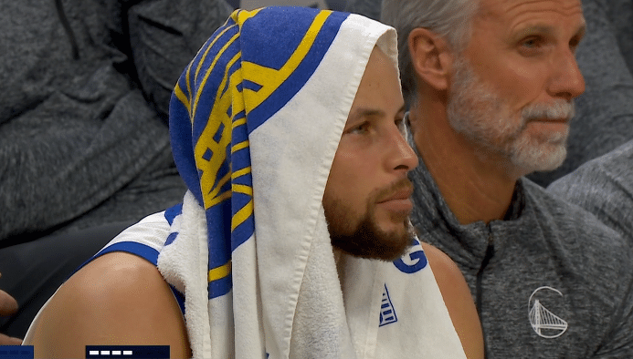 库里提前6分钟投降，空砍34分！末节崩盘又溃败一脸沮丧太郁闷