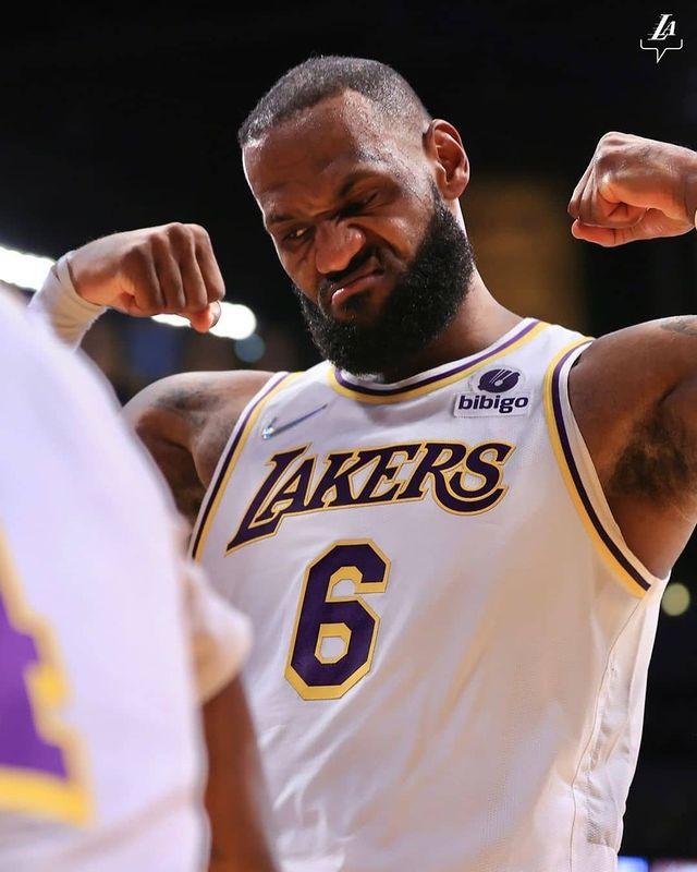 追平名宿又创纪录！美媒晒詹姆斯统治级神数据，老詹回应外星人表情