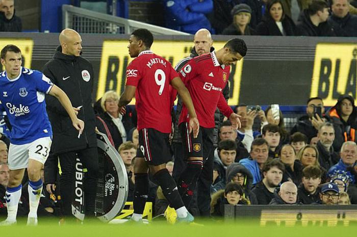 曼联战纽卡马夏尔可能复出，马奎尔仍伤缺！滕哈格谈C罗停赛风险