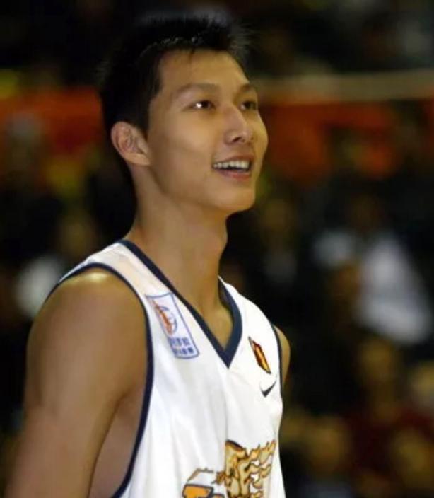 12岁被 “希望队”拒绝，无球可打的易建联是如何来到广东男篮的？