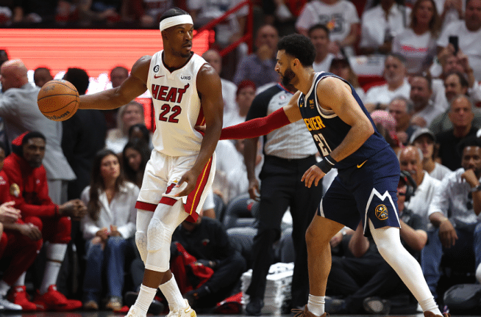 掘金G4险遭重创：约基奇扭伤脚踝拒绝下场 崴脚后忍痛带伤坚持比赛