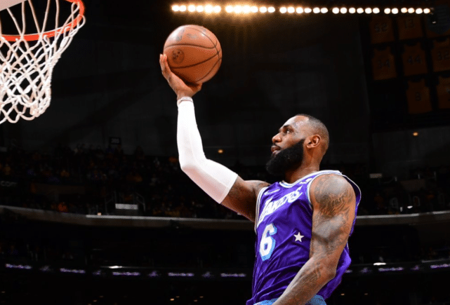 湖人21分大逆转！蒙克扮演第3巨头！詹姆斯复出29+13+10太狠